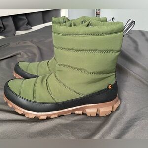 Women’s Bogs Cedar Quilt Waterproof Snow Boots in Green, Sz. 10